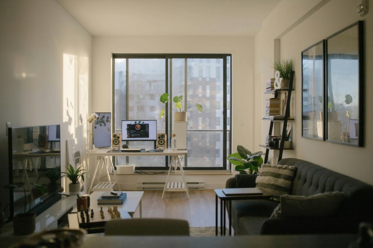 Postazione di lavoro a casa efficiente con dispositivi integrati che ottimizzano produttività e comfort con automazione fluida.