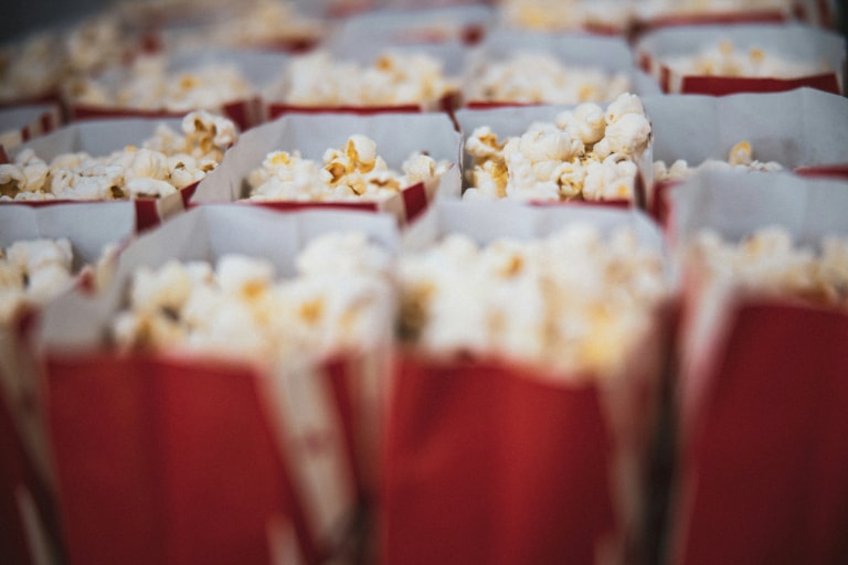 Goditi indimenticabili serate cinema a casa con tecnologia home cinema di alta qualità e popcorn.