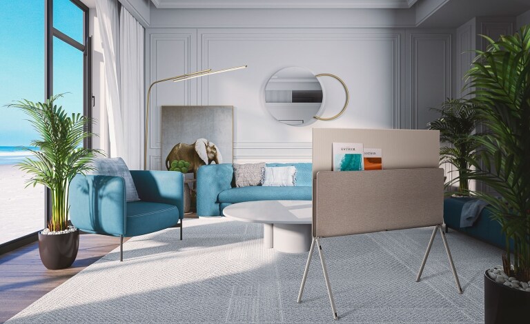 Un soggiorno chic con vista sulla spiaggia, caratterizzato da mobili blu, una lampada da terra moderna e grandi finestre. Lo spazio è decorato con piante e arredi minimalisti.