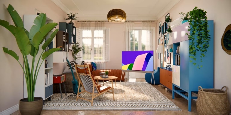 Un soggiorno compatto ed elegante con un TV LG, sedute comode, varie piante ed elementi di decorazione moderna, sfruttando al massimo lo spazio disponibile.