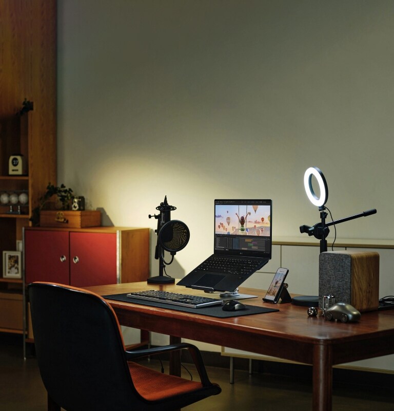 Postazione di lavoro a casa con un notebook con IA LG gram Pro. 