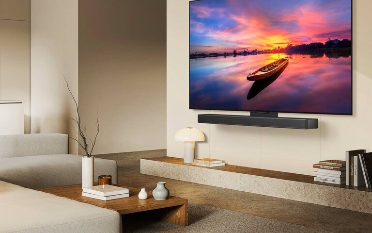 Un TV LG OLED con una soundbar che riproduce l’immagine di un tramonto dai colori intensi. Il TV è caratterizzato da un’ottima qualità audio e video, ideale per il gaming e la visione di film.