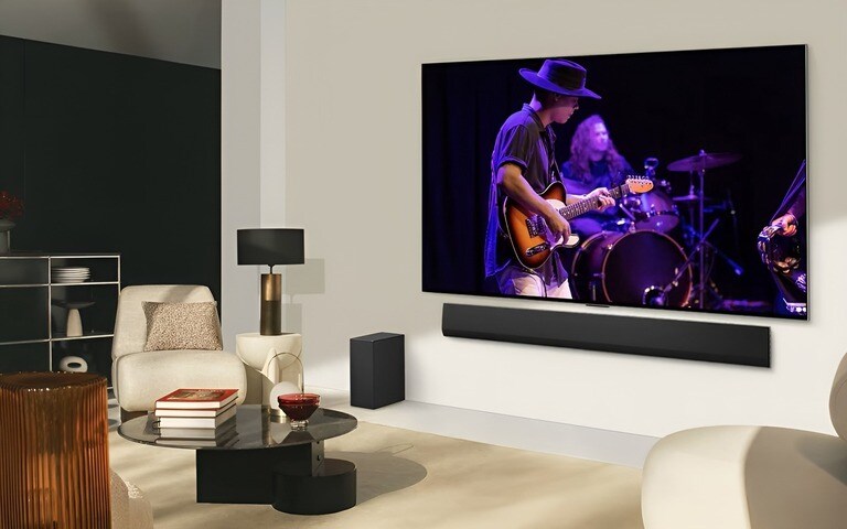 Un TV LG OLED con soundbar, che mostra una performance musicale dal vivo. L’ottima qualità audio e video rende il TV ideale per il gaming.