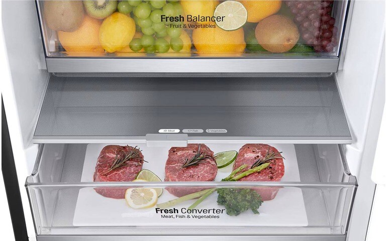 Interno di un frigorifero LG con cassetti “Fresh Balancer” per frutta e “Fresh Converter” per carne, per una conservazione ottimale.