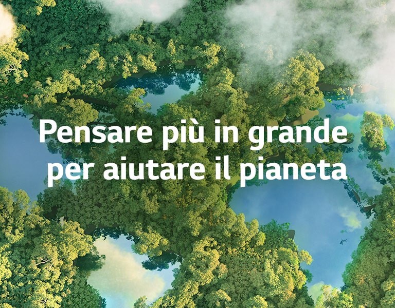 Ampio panorama di una foresta lussureggiante vista dall’alto – si vede anche una nuvola