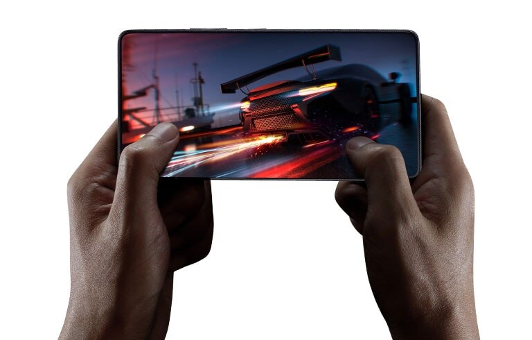 Immagine ravvicinata di una mano che sta usando un gioco di auto su un telefono cellulare.