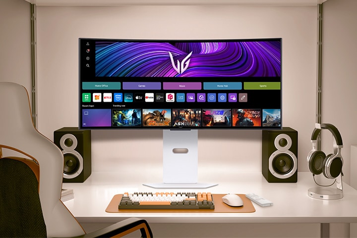 Il video mostra un monitor frontale su una scrivania, alternando immagini di webOS e scene di gameplay.