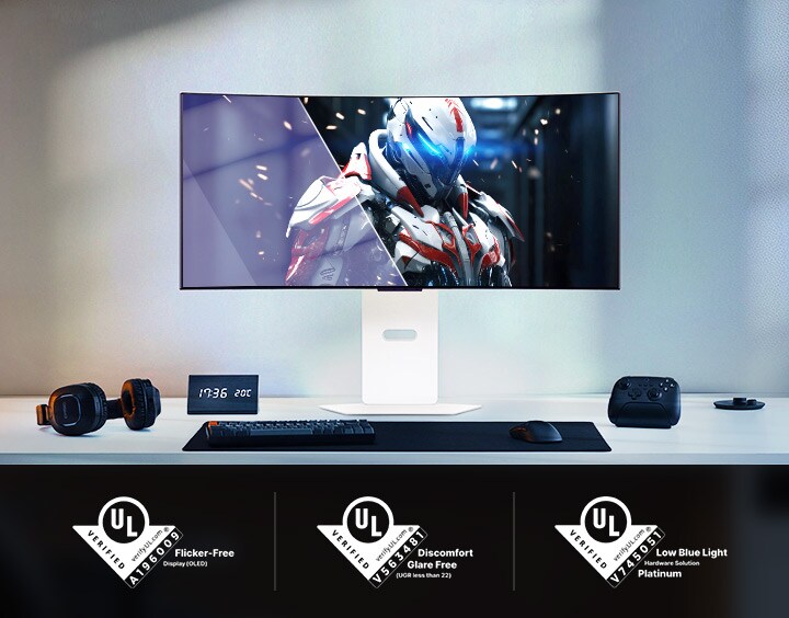 Monitor da gaming curvo che mostra un personaggio robot in un’ambientazione futuristica, con certificazioni UL di seguito.