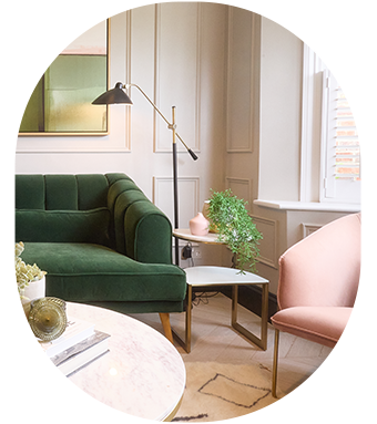 Momentopname die het concept van milieuvriendelijk huis toont: kamerinterieur, kamer vol zonlicht.