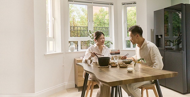 Image montrant une personne avec des appareils électroménagers LG