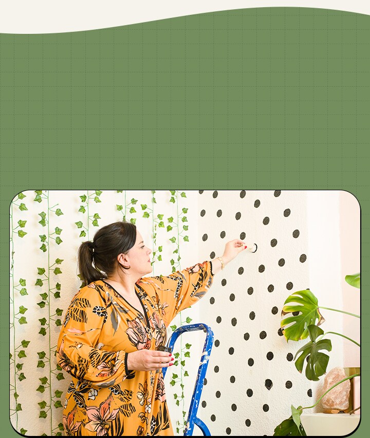 È l'immagine di una donna decoratrice.