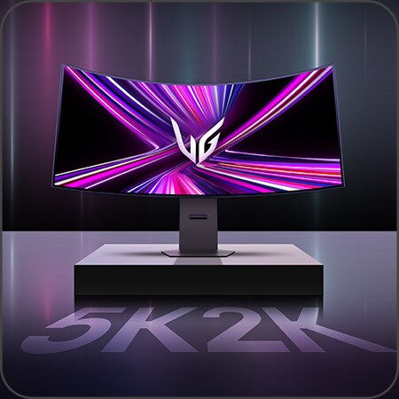 Vista frontale del monitor LG UltraGear 5K2K OLED con grafiche viola vivaci e testo 5K2K sulla piattaforma.
