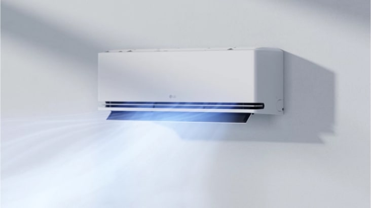 Il condizionatore LG che diffonde un flusso d’aria piacevole e delicato in un salotto moderno per un ambiente confortevole.