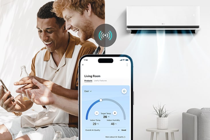 Due uomini che usano LG ThinQ su uno smartphone per controllare un condizionatore smart, regolando temperatura e umidità.