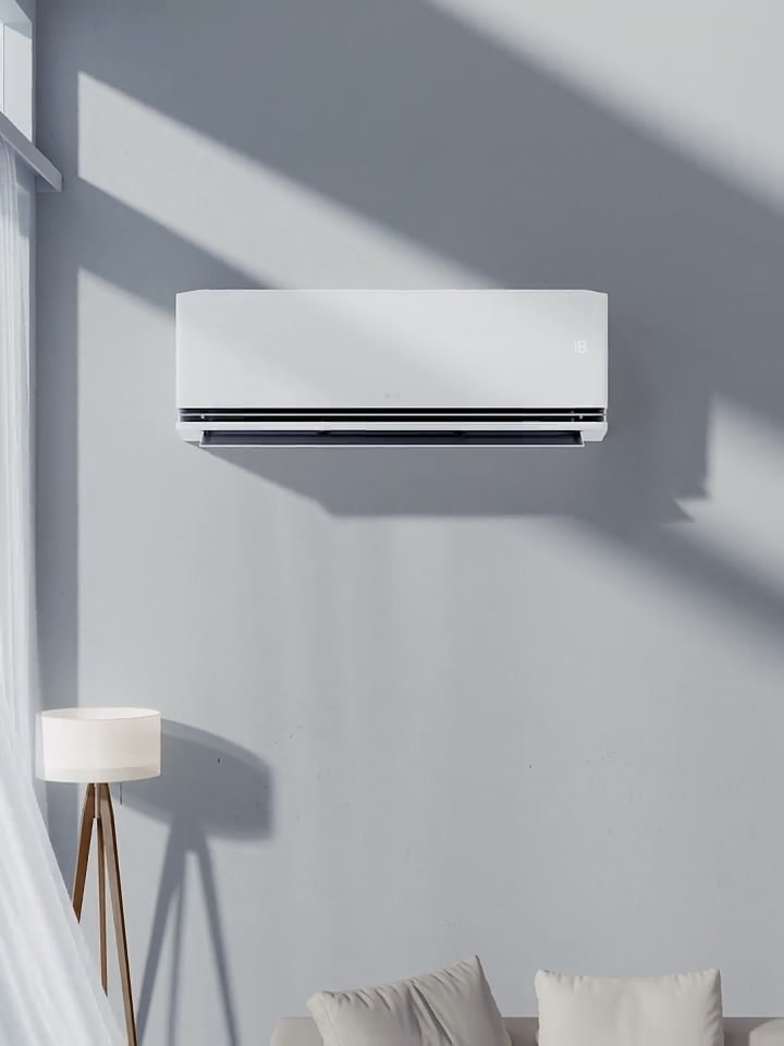 Condizionatore LG a parete con video panoramico per evidenziarne il design elegante e l’indicazione della temperatura a 18°C.