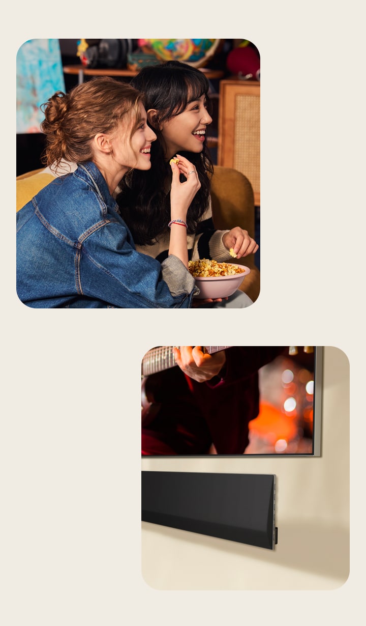 2人の女性がソファに座り、ポップコーンを食べている。 壁掛けのLG TVと、その下の壁に設置されたLG Soundbarの右下の斜めクローズアップ画像。