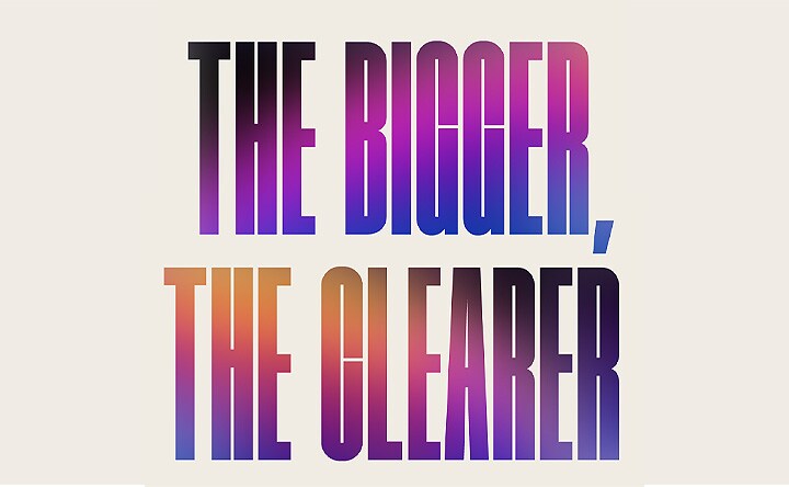 明るい紫〜桃色のグラデーションの「THE BIGGER、THE CLEARER（大きく、鮮やかな画面）」という文字。