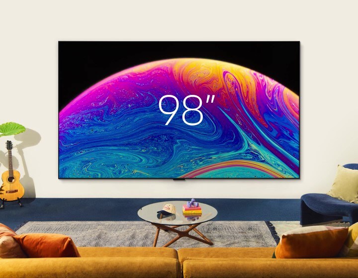 壁に設置された65インチのLG TVが徐々に大きくなり、75、86、98インチに変わる。