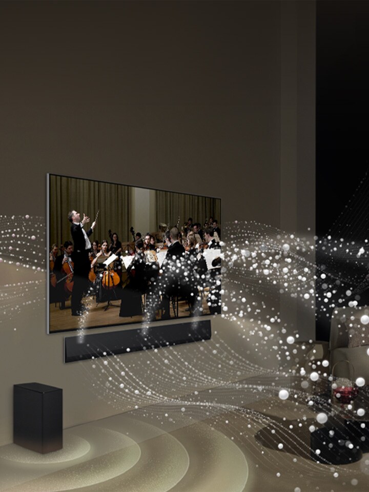 リビングルームで、LG Soundbar、LG TV、サブウーファーがクラシック音楽の演奏を再生している。音波を表現する白い粒子がSoundbarから上方、前方へと飛んでいき、テレビから放射される。サブウーファーが下部から音響を生み出している。