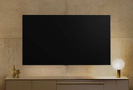 Wall Mounted LG TVは電源がついていないように見えますが、Always Ready機能がオンになっています。情報を通知したり代わる代わるアート作品を表示します。