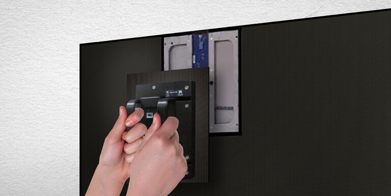 ある人物が付属の磁気工具を使用して、前面からLEDモジュールの1つを交換している。