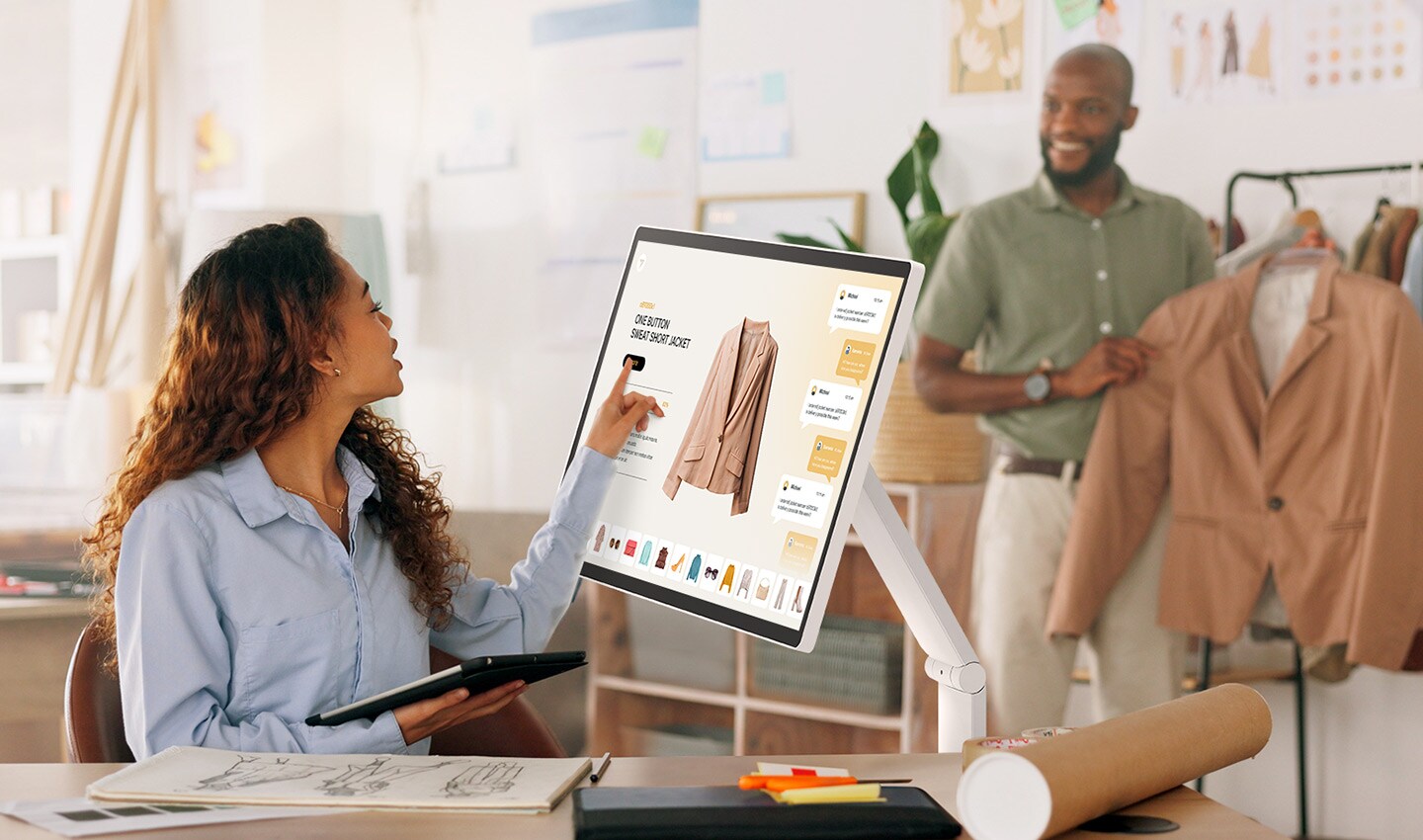『作業中』でも：資料を確認したい時、より大きな画面で、タブレット感覚のタッチ操作が便利です。