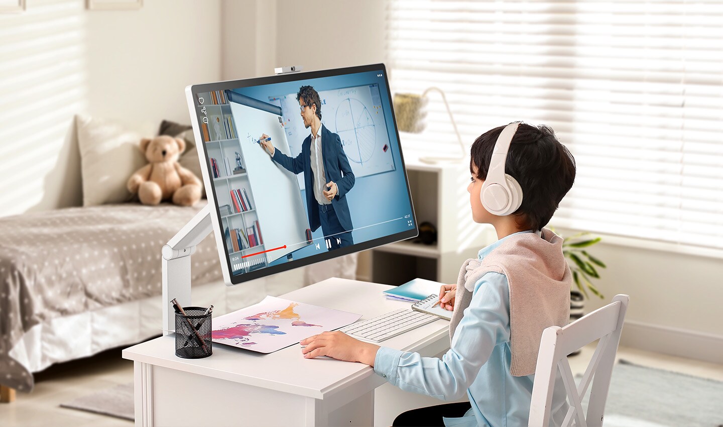 『学習』でも：「高品質で大きな画面」と「調節可能なスタンド」が、学習への集中をサポートします。内蔵スピーカーを使用した視聴も可能です。
