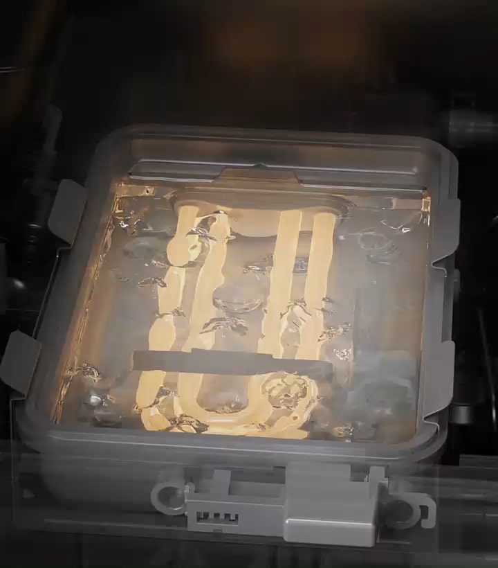 LG Dual TrueSteam™がシャツを消臭してスチームします。