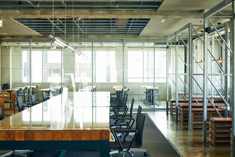 「12 (ジュウニ) 」シリーズのコンセプトは『暮らしを自由にするオフィス』。住まいの機能の一部をオフィスに持たせると銘打つだけあり、そこには十分なホスピタリティがあります。