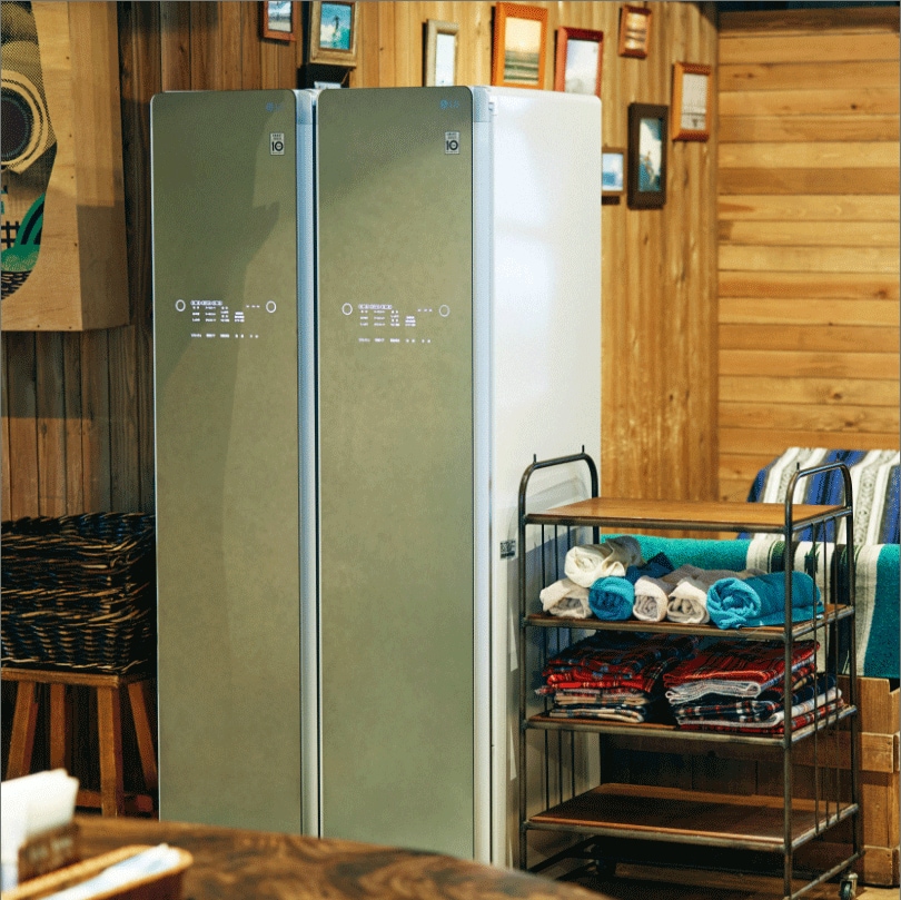 衣服の匂いを取るLGスタイラー。「ほとんどの人が上着を脱いでリラックスした状態で食事を楽しみますよね。その間、脱いだ衣服が帰る頃にはクリーンな状態になり、ふんわりとした着用間を感じながら帰路につく。それってめちゃくちゃ嬉しいだろうなって思ったんですよ。やはりパンデミックを経て、皆さん外食の必要性を再認識するとともに安全に楽しむにはどうするかを考えるようになりましたよね。