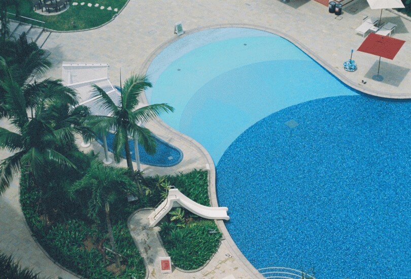 今は自分で自由な時間を作れるようになって、ちょうどコロナ禍への対策も見えてきたタイミング。気を付けながらも各地を回って写真を撮っています。5月には沖縄に行きました。そういえば道端でヤドカリを発見した時は嬉しくなっちゃいましたね。昔は家の近所でよく見かけていたのに、最近は出会えてなかったなと。友人に教えていただいた沖縄中部のカフェでは、海外に居るかのようなひと時を過ごせたりして」。