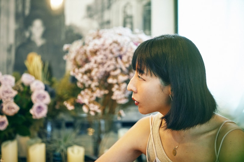 「きっかけは父からの『これからの時代は手に職があったほうがいい』という助言でした。滅多にそういうことを言う父ではなかったので、じゃあ一度やってみようと思い立って編集アシスタントをしながらネイルの学校に通うことになったのが私のストーリーの始まり。