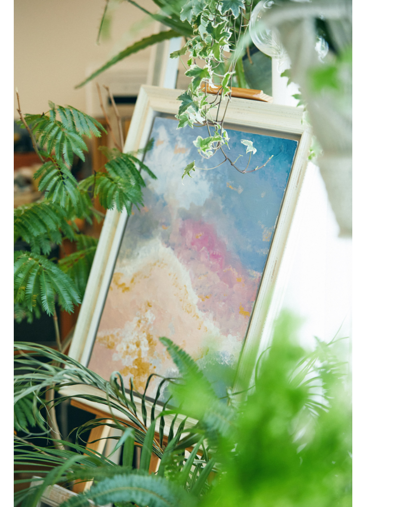 部屋にはHana4さんが手がけた絵があちこちに。モチーフは全て自然。特別なものではなく、普段の生活で目に入るものにインスピレーションを得ている。