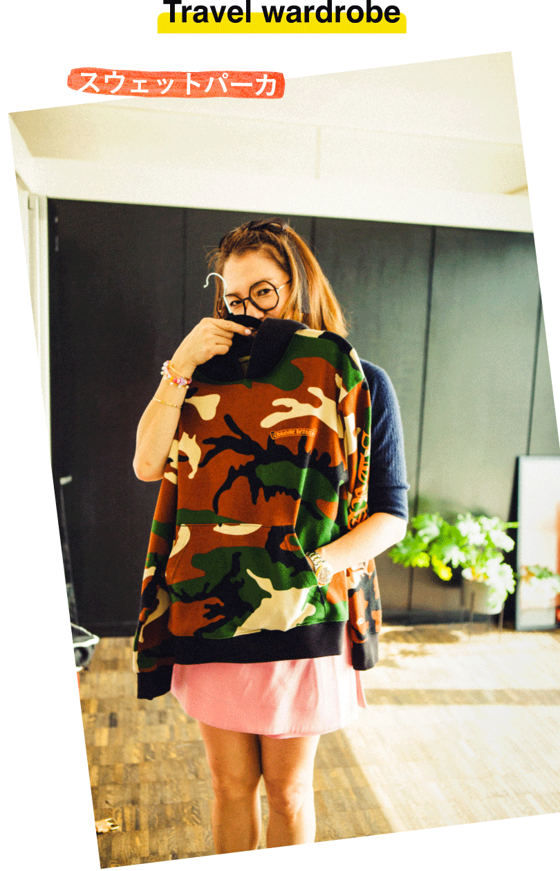 「女の子はハワイだとついワンピースとかの涼しい服に頼りがちですが、私はハワイでもいろいろオシャレを楽しみたいので、こういうちょっとメンズっぽいアイテムも必ず持っていきます。普通に着てもいいし、肩にかけてストールがわりにしてもいいし、クーラーがしっかり聞いているお店やホテルなんかではこれがすごく便利なんですよ。で、実は私、できるだけコットンスウェットは洗いたくない派。風合いが損なわれて行くのがすごく嫌なんです。クリーニングなんてもってのほか。ペチャっとして帰ってきてしまいますから。だからLG Stylerが本当に助かります。これが来る前は正直、汚いまま着ているような状態に近かったですから（笑）」