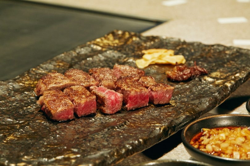 プチプチした食感の生黒胡椒や、舌の上でほどける大粒の結晶塩の他、2種のソースが付き、味付けを変えながら楽しめるのも嬉しい。玉ねぎ、わけぎ、りんご、ローストしたアーモンド、レモンで作られた甘酸っぱいオリジナルソースにはファンが多数。