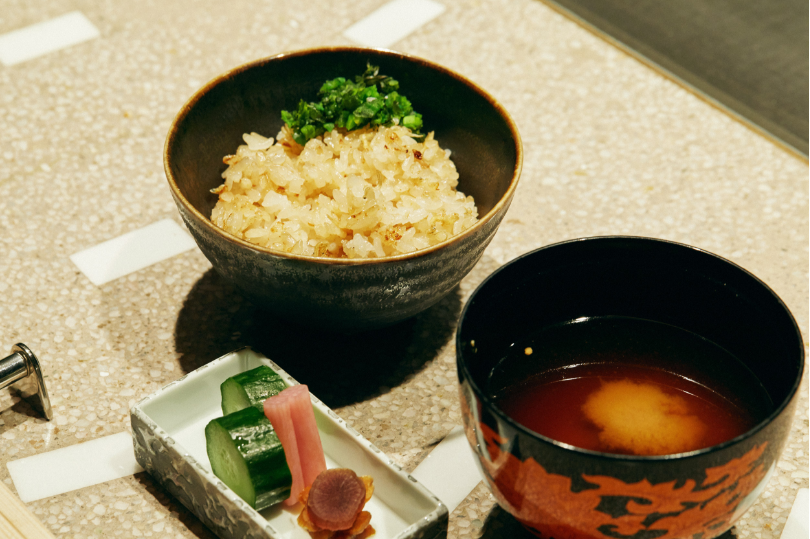 心待ちにしたステーキはオススメのミディアムで。表面はさっくりと、ひと噛みするごとに肉の旨みがとろける味わいは至福。添えられるのは、脂をカリカリに焼き上げたビーフジャーキーと最高級品種である青森の“福地ホワイト六片”にんにくのスライスだ。