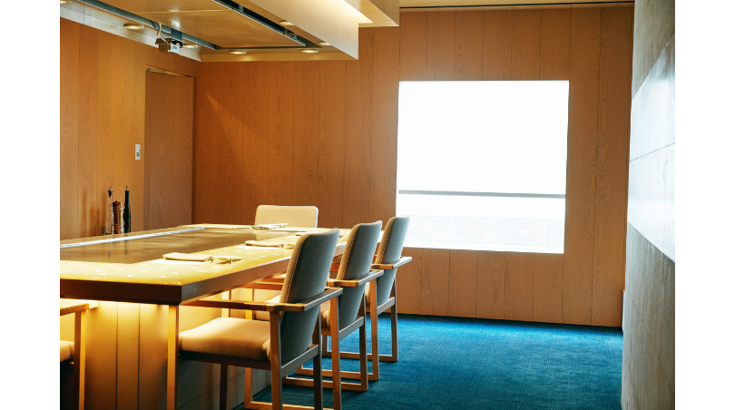 締めのガーリックライスは、鉄板の上で沸騰させたにんにく醤油を、サッと掬いかけて仕上げたもの。炒ったじゃこも加え、食感と風味を堪能できる隠れた逸品だ。