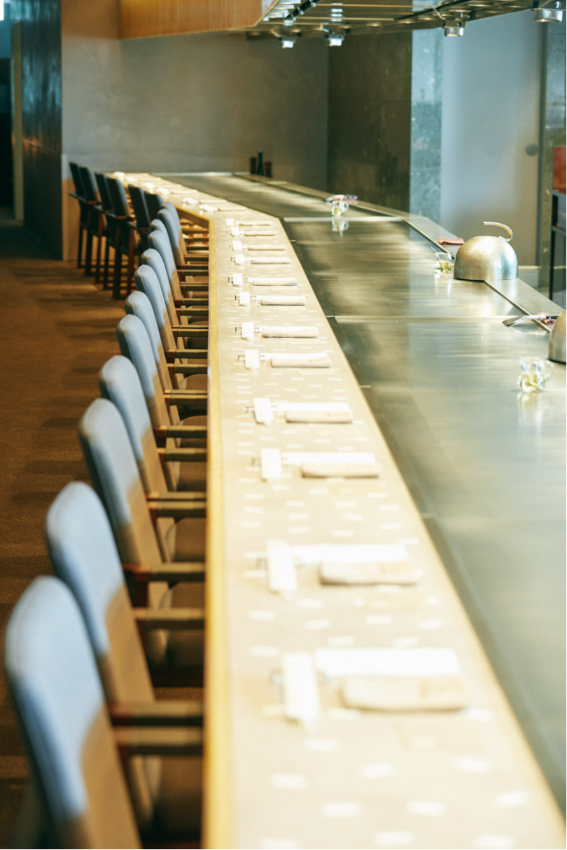 鉄板焼というシンプルな調理でありながら、コースを通して最後まで飽きさせずに感動を与えてくれる“日比谷 モンシェルトントン” 。大切な日に個室を予約するもいいし、迫力ある15メートルほどの研ぎ出しカウンター席もまたオススメ。一度は、食のエンターテイメントを五感で体験してみて欲しい。