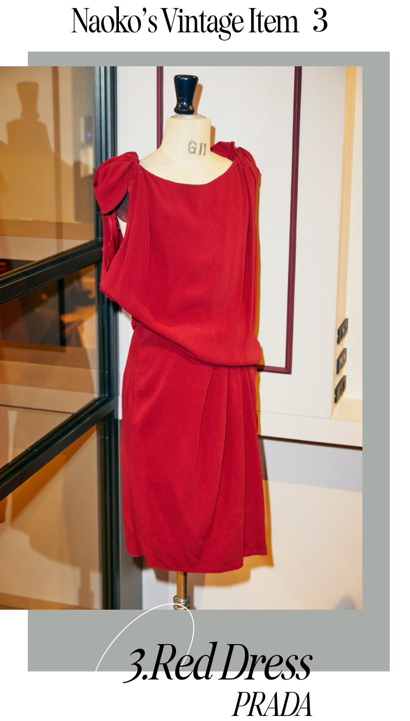 プラダ 深紅のクラシックなドレス