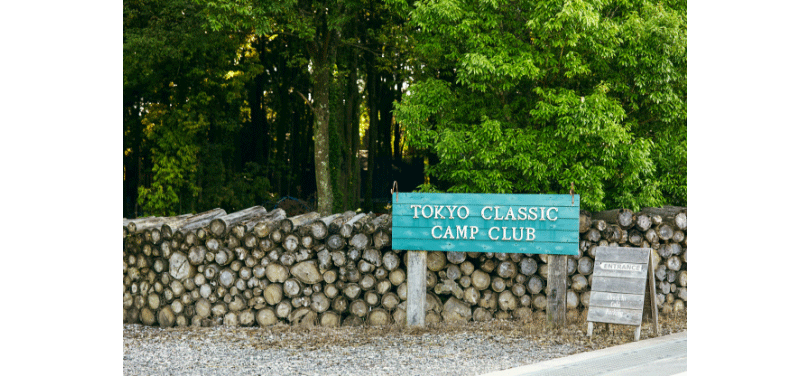 クラブハウスには古びたウッドのバーカウンターがあり、その向こうには手作りのウッドデッキ。