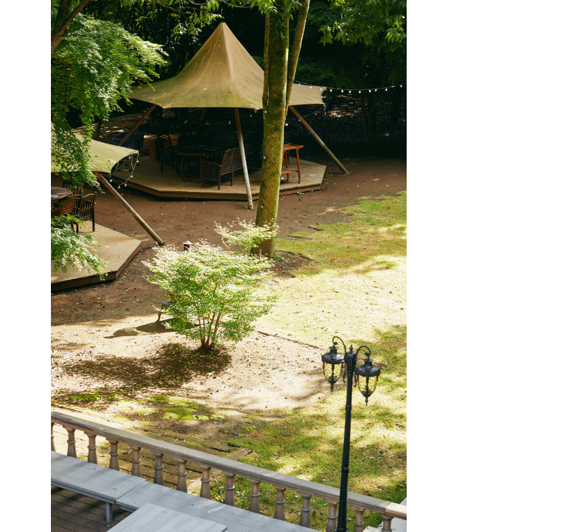 小道を抜け、グランピングエリアに入ると完全にプライベートな空間。