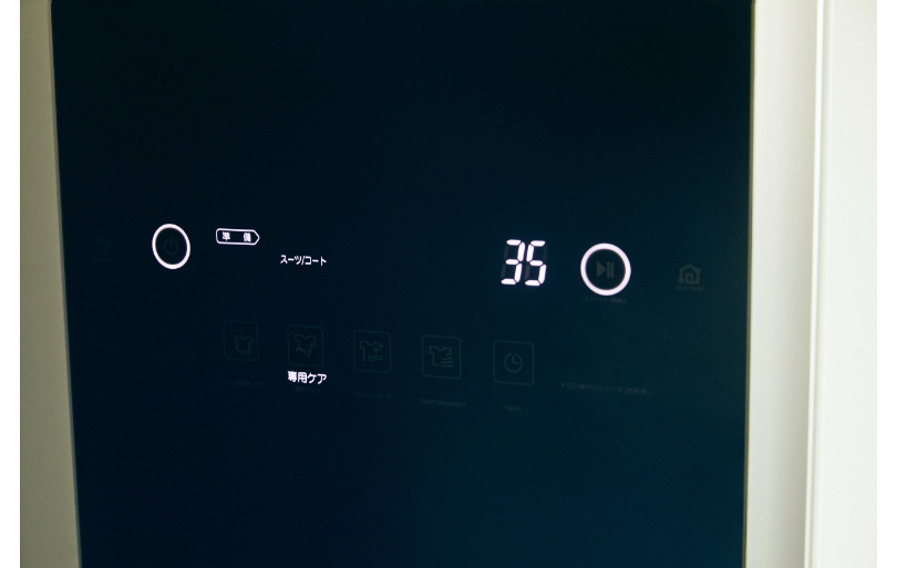 設定は、スーツやコートのニオイを取り除くのに最適な「専用ケア」コースの「スーツ／コート」を選択。
