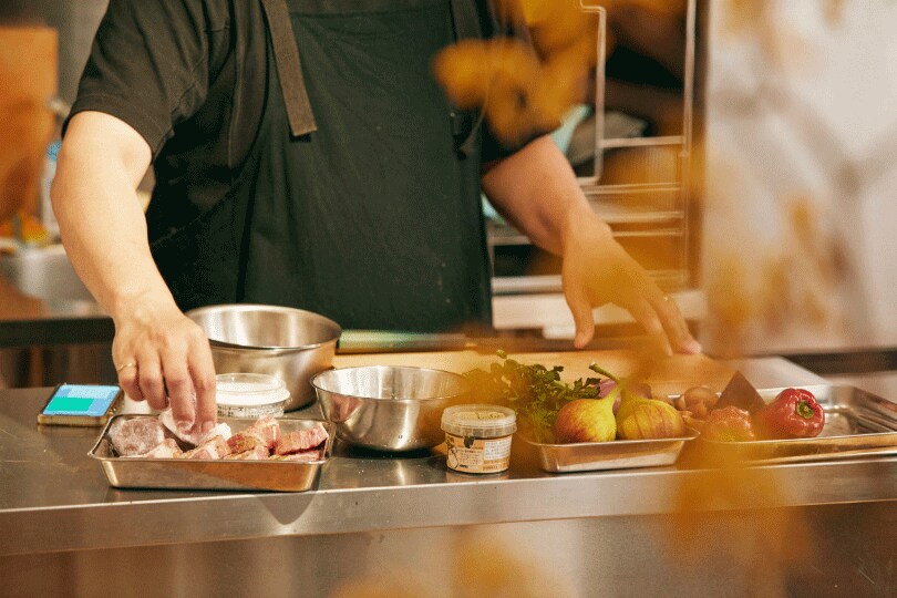 飲食店でのキッチン経験はゼロ、有資格者でもない。あるとするならば、和食やフレンチ、イタリアンなどジャンル問わず様々な場所で10年間サービスマンをしてきた経験のみである。それでもなお、彼の生み出す料理に、不思議と多くの人たちが吸い寄せられる。その背景には、納得しうる生まれもっての環境や経験があった。