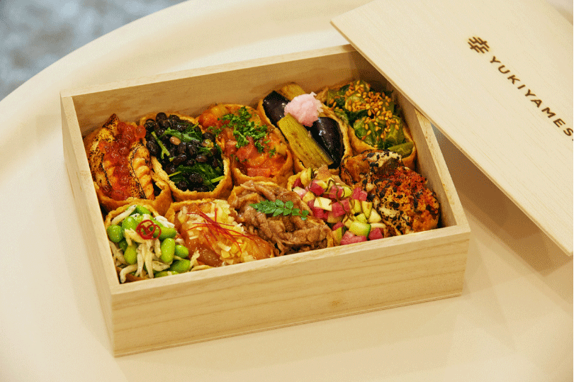 「きっかけはタレントの紗栄子さんの誕生日。集英社の方に、お稲荷さん好きな彼女にサプライズをしたいけれどお稲荷さんは基本、茶色だから映えない。どうしたらいいですか？ と相談されたんです。それで、自分なりにアレンジを加えお出ししたらすごく喜んでもらえたんです。以前から、撮影時のお弁当はおにぎりが主流だったので何かないかと思案してはいました。そこで、差別化を図る意味でもお稲荷さんはいいかもと、以降、変更したところ好評で、雑誌内でも特集を組んでもらいましたね」。