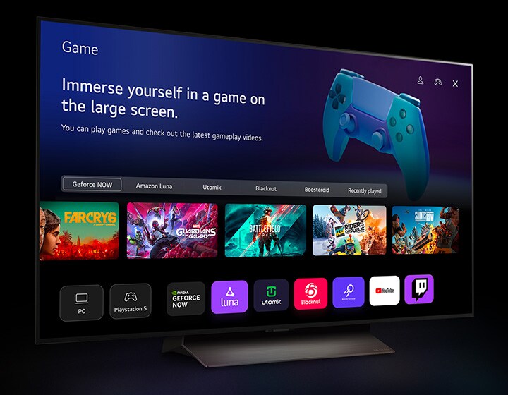 На экране телевизора LG TV на черном фоне отображается меню Quick Card. Курсор нажимает на кнопку «Игра», и появляется страница игры. На экране появляются меню, миниатюры игр и следующие логотипы: Luna, Utomik, Blacknut, Boosteroid, YouTube и Twitch.