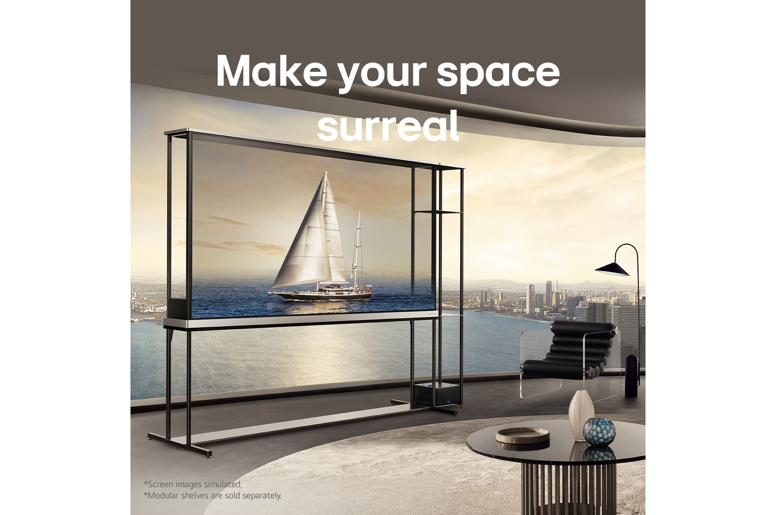 Гостиная в пентхаусе с телевизором LG Signature OLED T около панорамного окна на всю стену. Снаружи простирается красивый вид на город на берегу. На экране телевизора отображается яхта, но поскольку телевизор работает в прозрачном режиме яхта как-будто плывет по настоящей воде за окном.