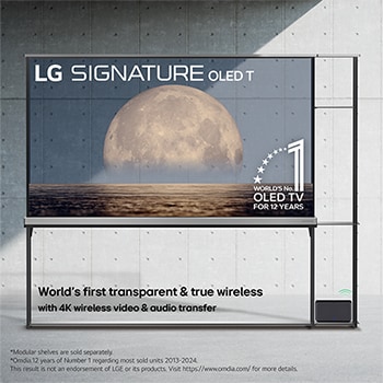 Вид спереди на LG SIGNATURE OLED T, эмблема «12 лет №1 в мире среди OLED» и логотип LG SIGNATURE OLED T встроены над фоном с Луной над берегом на прозрачном экране. Приставка для нулевого подключения с беспроводной передачей аудио и видео 4K 120Hz подключена к телевизору и расположена на модульной полке, и из нее исходит сигнал Wi-Fi.