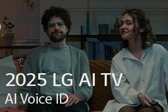 Виден заголовок: «2025 LG AI TV, Al Voice ID». Мужчина и женщина сидят на кушетке, в руках у них пульт.