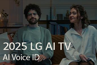 Виден заголовок: «2025 LG AI TV, Al Voice ID». Мужчина и женщина сидят на кушетке, в руках у них пульт.