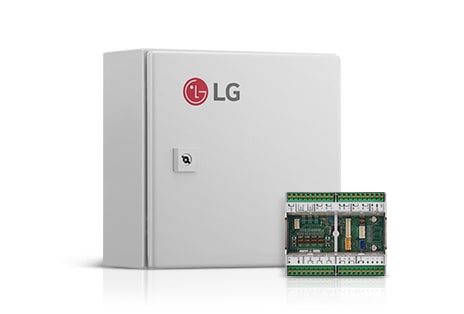  Белый прямоугольный корпус с логотипом LG на нём. Меньший серый модуль с зелёными разъёмами расположен перед белым прямоугольным корпусом с логотипом LG.